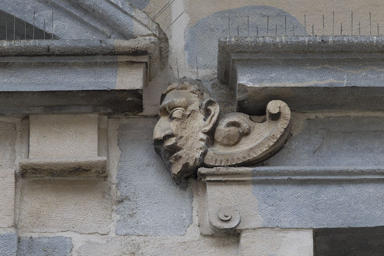 Logis principal, façade sur rue, premier étage, partie droite, troisième fenêtre : mascaron gauche. © Yves Sancey / Région Bourgogne-Franche-Comté, Inventaire du patrimoine - 2011