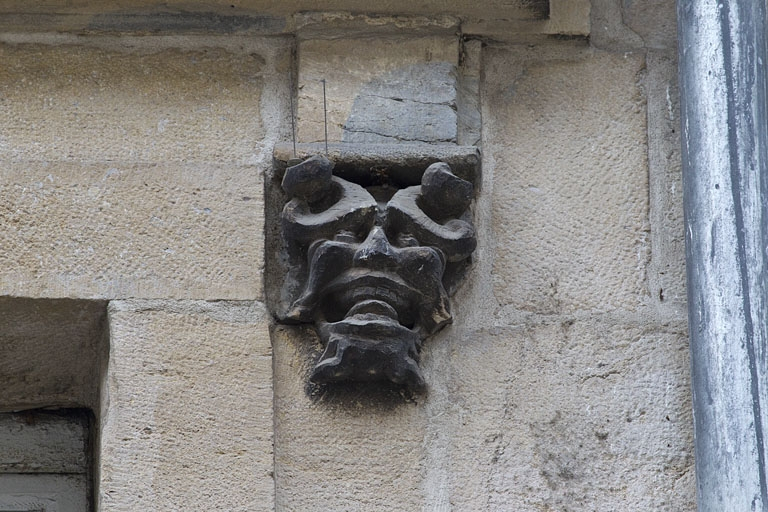 Logis principal, façade sur rue, premier étage, partie droite, cinquième fenêtre : mascaron droit. © Yves Sancey / Région Bourgogne-Franche-Comté, Inventaire du patrimoine - 2011