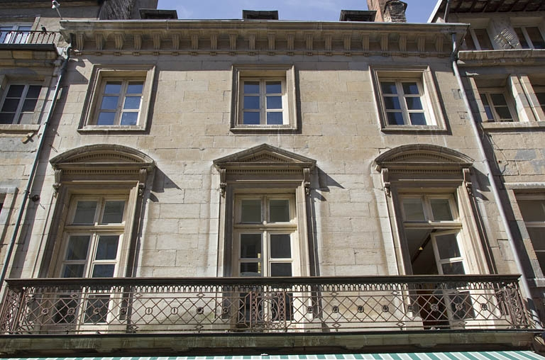 Logis principal, façade sur rue : détail des premier et deuxième étages, de face. © Yves Sancey / Région Bourgogne-Franche-Comté, Inventaire du patrimoine - 2011
