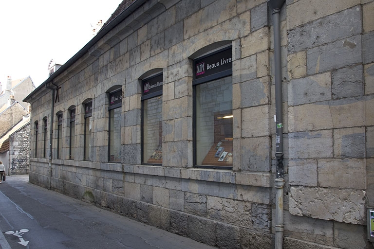 Communs, façade sur rue : de trois quarts droit. © Yves Sancey / Région Bourgogne-Franche-Comté, Inventaire du patrimoine - 2011