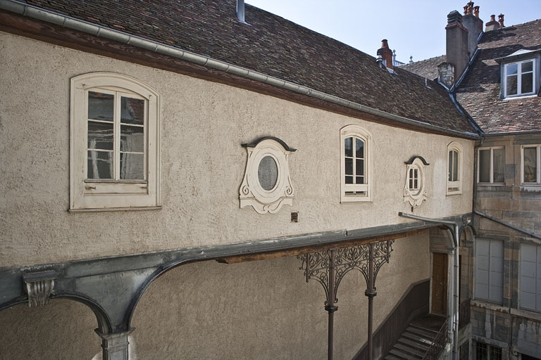 Escalier à cage ouverte sur cour : détail de la galerie fermée au-dessus de l'escalier, de trois quarts gauche. © Yves Sancey / Région Bourgogne-Franche-Comté, Inventaire du patrimoine - 2011