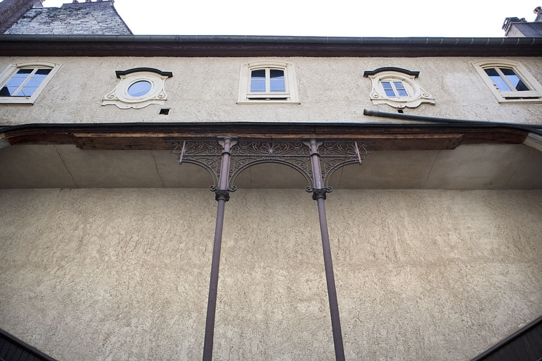 Escalier à cage ouverte sur cour : détail de la galerie fermée au-dessus de l'escalier, de face. © Yves Sancey / Région Bourgogne-Franche-Comté, Inventaire du patrimoine - 2011