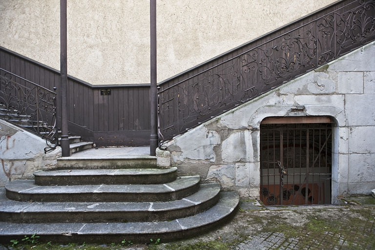 Escalier à cage ouverte sur cour : détail de l'emmarchement de l'escalier. © Yves Sancey / Région Bourgogne-Franche-Comté, Inventaire du patrimoine - 2011