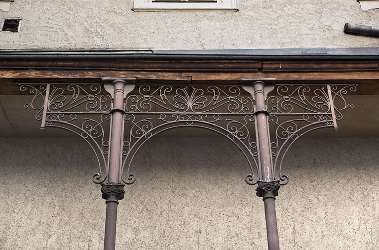 Escalier à cage ouverte sur cour : détail des arcs et des piliers en métal soutenant la galerie, partie centrale. © Yves Sancey / Région Bourgogne-Franche-Comté, Inventaire du patrimoine - 2011