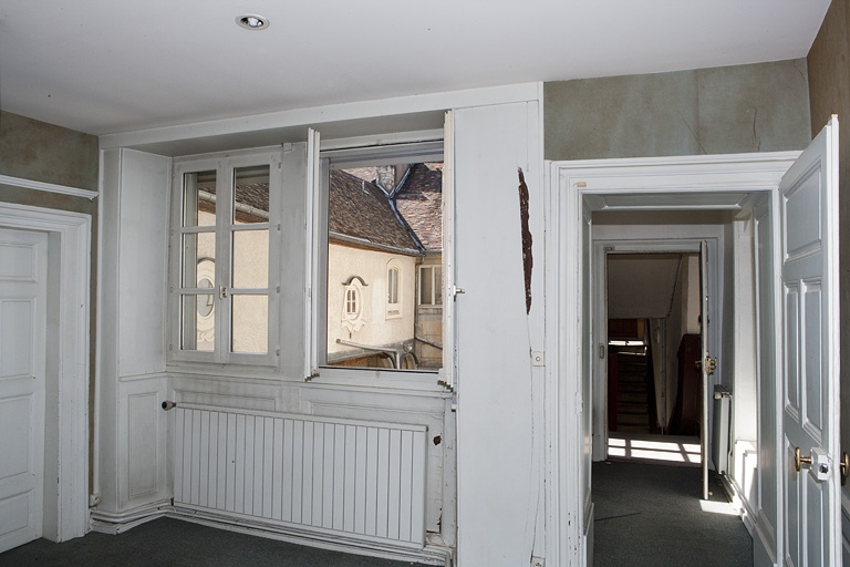Logis principal, intérieur, appartement du premier étage : vue du couloir d'entrée. © Yves Sancey / Région Bourgogne-Franche-Comté, Inventaire du patrimoine - 2011
