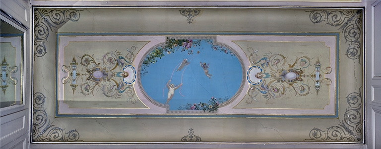 Logis principal, appartement du premier étage, grande pièce sur rue : vue d'ensemble du décor central du plafond. © Yves Sancey / Région Bourgogne-Franche-Comté, Inventaire du patrimoine - 2011