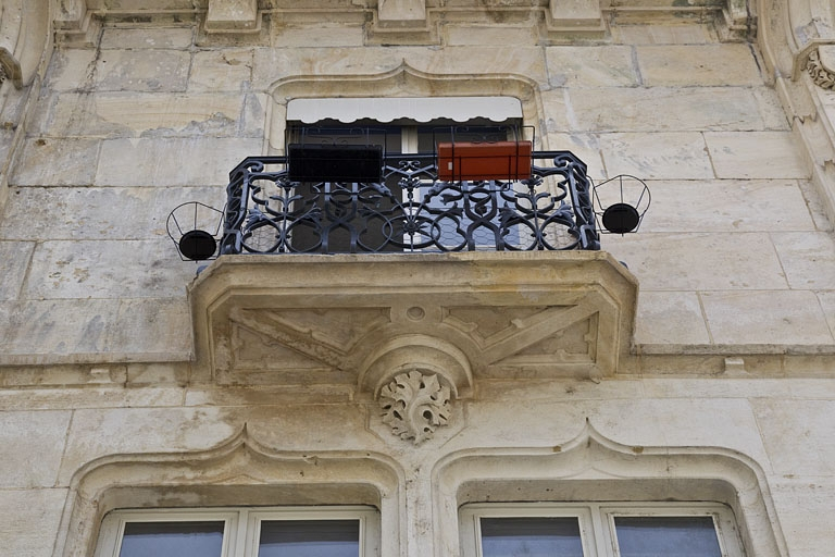 Logis secondaire, façade antérieure, balcon du deuxième étage : en contre-plongée. © Yves Sancey / Région Bourgogne-Franche-Comté, Inventaire du patrimoine - 2011