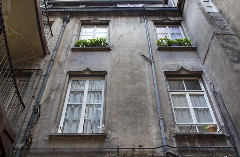 Logis principal, aile en fond de cour : vue d'ensemble. © Yves Sancey / Région Bourgogne-Franche-Comté, Inventaire du patrimoine - 2011
