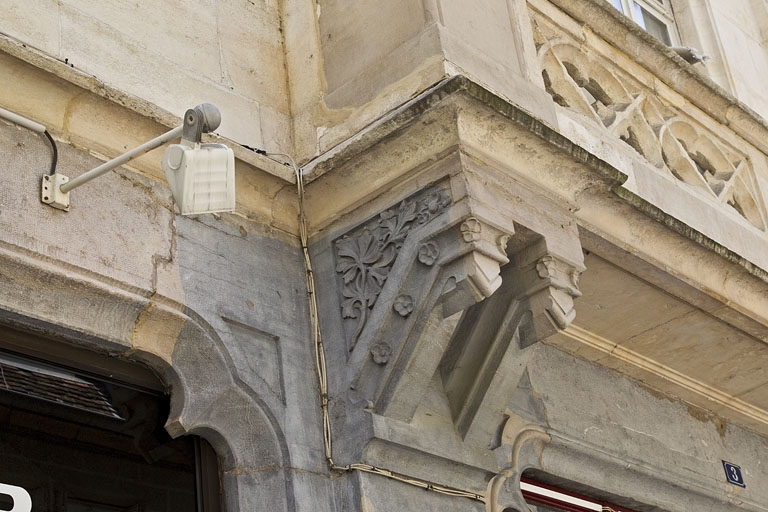 Logis secondaire, façade antérieure, balcon du premier étage : détail du support gauche. © Yves Sancey / Région Bourgogne-Franche-Comté, Inventaire du patrimoine - 2011