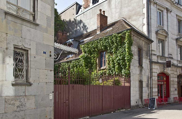 Détail de la clôture de cour sur rue, de trois quarts gauche. © Yves Sancey / Région Bourgogne-Franche-Comté, Inventaire du patrimoine - 2011