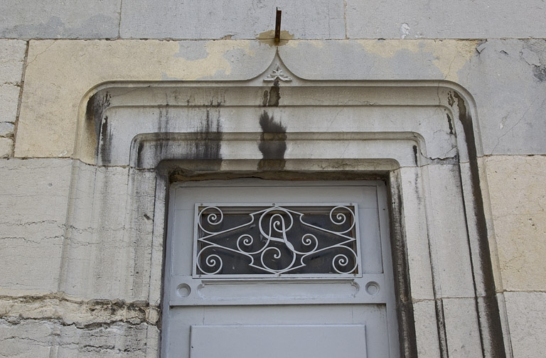 Logis principal, façade sur rue : détail de la partie supérieure de la porte. © Yves Sancey / Région Bourgogne-Franche-Comté, Inventaire du patrimoine - 2011