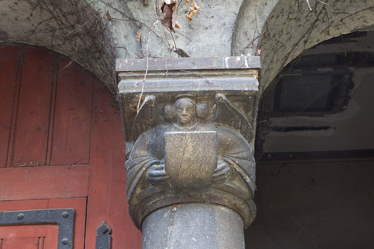 Bâtiment des remises, détail d'un chapiteau : anges portant un écu, de face. © Yves Sancey / Région Bourgogne-Franche-Comté, Inventaire du patrimoine - 2011