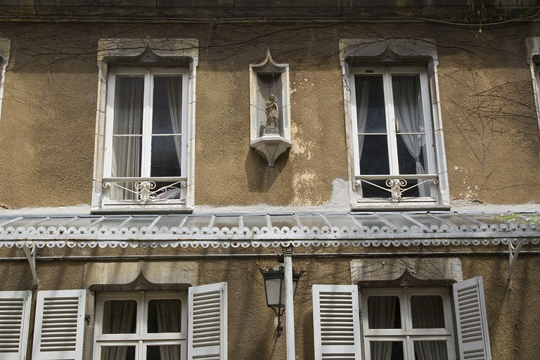 Logis principal, façade antérieure : fenêtres et niche du premier étage. © Yves Sancey / Région Bourgogne-Franche-Comté, Inventaire du patrimoine - 2011
