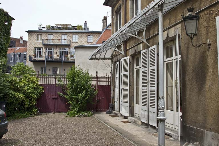 Vue de la cour depuis le fond de la parcelle : de trois quart gauche. © Yves Sancey / Région Bourgogne-Franche-Comté, Inventaire du patrimoine - 2011