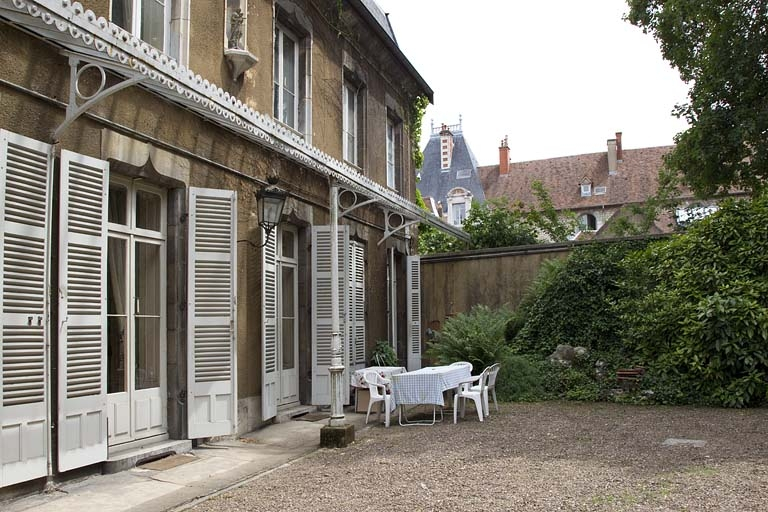 Logis principal, façade antérieure : de trois quart droit. © Yves Sancey / Région Bourgogne-Franche-Comté, Inventaire du patrimoine - 2011