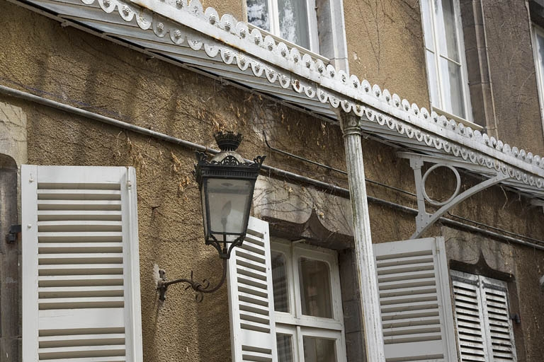 Logis principal, façade antérieure : détail du bec de gaz. © Yves Sancey / Région Bourgogne-Franche-Comté, Inventaire du patrimoine - 2011