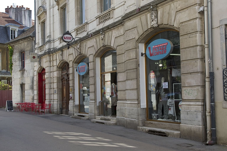 Logis principal, façade sur rue : détail du rez-de-chaussée, de trois quarts droit. © Yves Sancey / Région Bourgogne-Franche-Comté, Inventaire du patrimoine - 2011