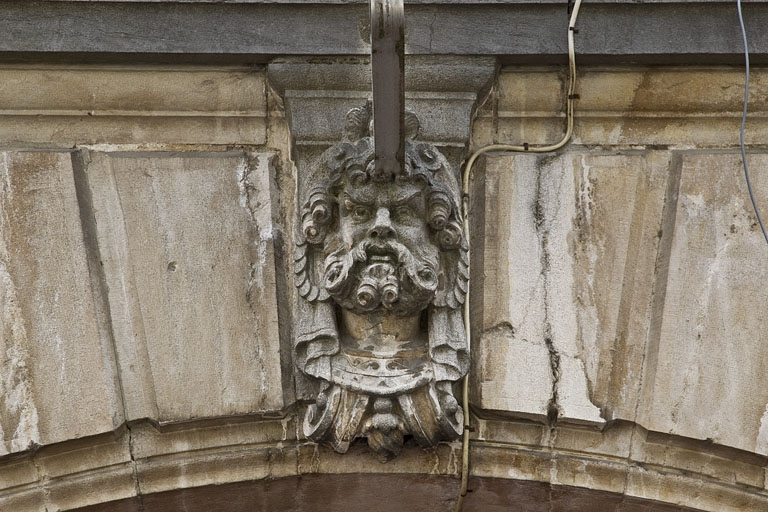 Logis principal, façade sur rue, décor des arcades boutiquières : détail d'une tête d'homme. © Yves Sancey / Région Bourgogne-Franche-Comté, Inventaire du patrimoine - 2011