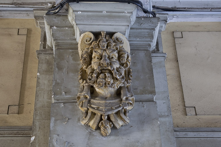 Logis principal, passage cocher, décor : tête d'homme barbu. © Yves Sancey / Région Bourgogne-Franche-Comté, Inventaire du patrimoine - 2011