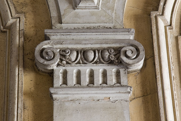 Logis principal, passage cocher : détail du décor, chapiteau ionique. © Yves Sancey / Région Bourgogne-Franche-Comté, Inventaire du patrimoine - 2011