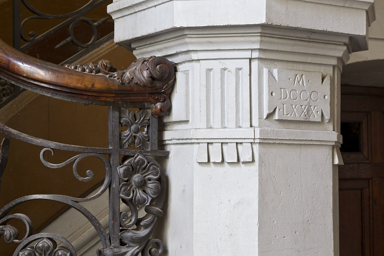 Logis principal, départ de l'escalier dans oeuvre : détail de la date (1890). © Yves Sancey / Région Bourgogne-Franche-Comté, Inventaire du patrimoine - 2011