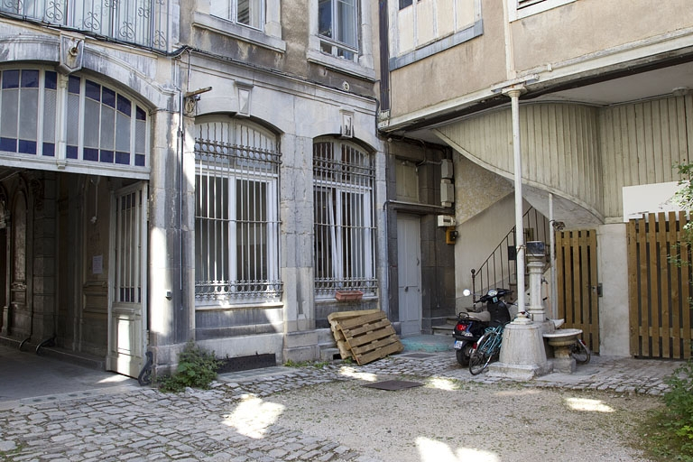 Logis principal, façade postérieure : fenêtres du rez-de-chaussée, à gauche du portail. © Yves Sancey / Région Bourgogne-Franche-Comté, Inventaire du patrimoine - 2011