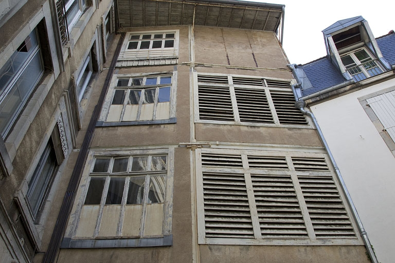 Escalier à gauche de la cour : détail de la cage. © Yves Sancey / Région Bourgogne-Franche-Comté, Inventaire du patrimoine - 2011