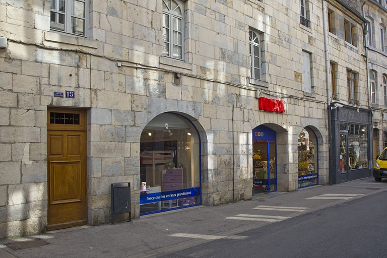 Logis principal : rez-de-chaussée de la façade sur rue, de trois quarts gauche. © Yves Sancey / Région Bourgogne-Franche-Comté, Inventaire du patrimoine - 2011