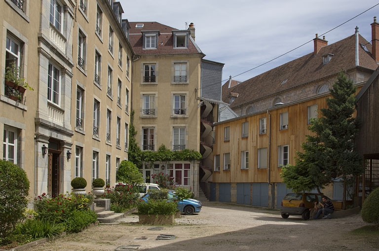 Vue des logis secondaires depuis l'entrée de la cour. © Yves Sancey / Région Bourgogne-Franche-Comté, Inventaire du patrimoine - 2011