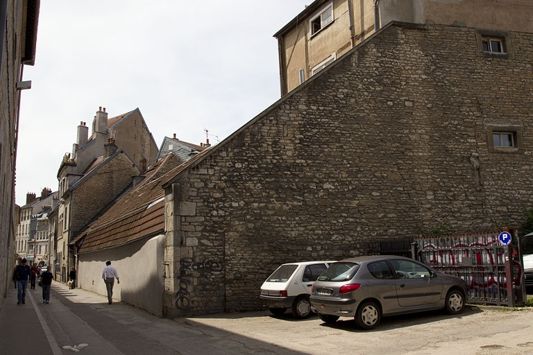 Logis secondaire au fond de la cour : façade postérieure, de trois quarts droit. © Yves Sancey / Région Bourgogne-Franche-Comté, Inventaire du patrimoine - 2011