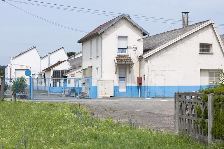 Bâtiments sud et conciergerie depuis le sud-est. © Jérôme Mongreville / Région Bourgogne-Franche-Comté, Inventaire du patrimoine - 2011