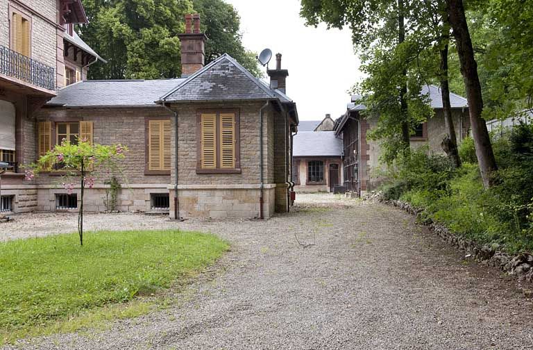 Façade sud de l'annexe et communs. © Jérôme Mongreville / Région Bourgogne-Franche-Comté, Inventaire du patrimoine - 2011
