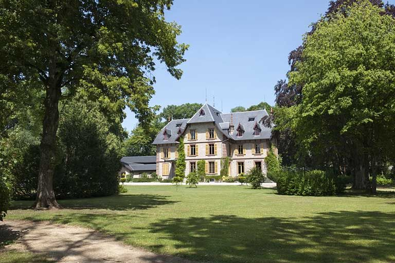 Vue d'ensemble de la demeure depuis le parc. © Jérôme Mongreville / Région Bourgogne-Franche-Comté, Inventaire du patrimoine - 2011