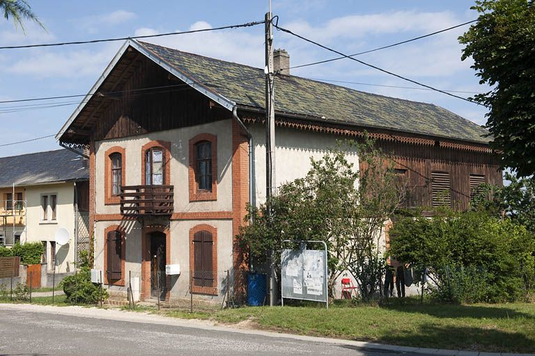 Vue de trois quarts d'un bâtiment des communs (écurie ?). © Jérôme Mongreville / Région Bourgogne-Franche-Comté, Inventaire du patrimoine - 2011