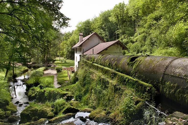 La conduite d'amenée couvert et le moulin vus depuis la source. © Jérôme Mongreville / Région Bourgogne-Franche-Comté, Inventaire du patrimoine - 2011 La conduite d'amenée couvert et le moulin vus depuis la source. © Jérôme Mongreville / Région Bourgogne-Franche-Comté, Inventaire du patrimoine - 2011