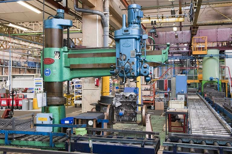 Atelier de rénovation des moteurs. Perceuse Rabora. © Jérôme Mongreville / Région Bourgogne-Franche-Comté, Inventaire du patrimoine - 2011 Atelier de rénovation des moteurs. Perceuse Rabora. © Jérôme Mongreville / Région Bourgogne-Franche-Comté, Inventaire du patrimoine - 2011