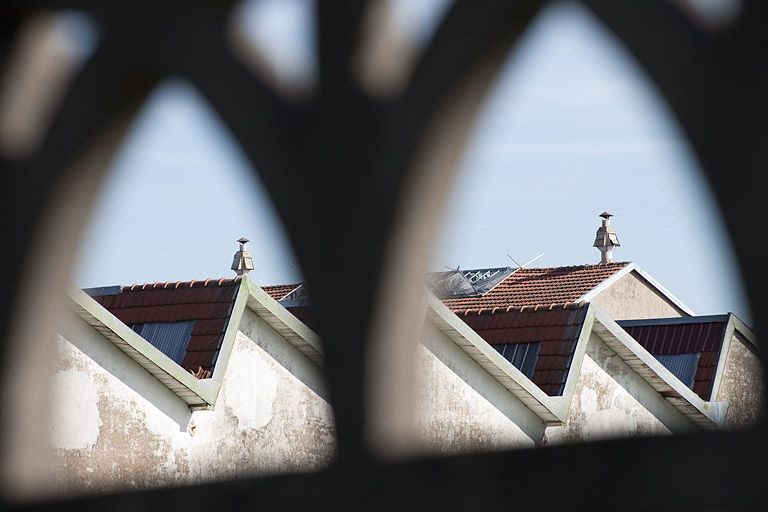 Sheds de l'atelier de filature vus à travers une clôture. © Jérôme Mongreville / Région Bourgogne-Franche-Comté, Inventaire du patrimoine - 2011