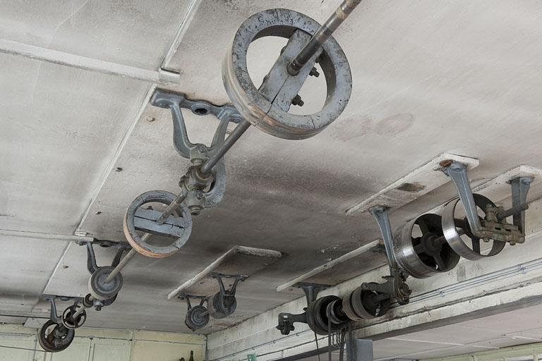 Intérieur de l'atelier. Système de transmissions. © Jérôme Mongreville / Région Bourgogne-Franche-Comté, Inventaire du patrimoine - 2011