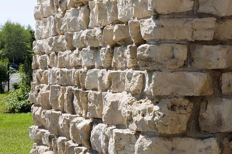 Mur pignon sud. Détail de la maçonnerie. © Jérôme Mongreville / Région Bourgogne-Franche-Comté, Inventaire du patrimoine - 2011