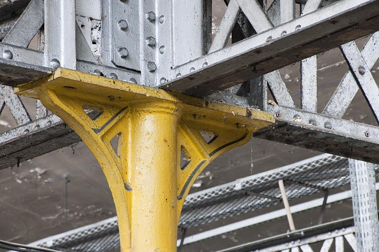 Détail d'une console de colonne et de poutrelles à treillis. © Jérôme Mongreville / Région Bourgogne-Franche-Comté, Inventaire du patrimoine - 2011