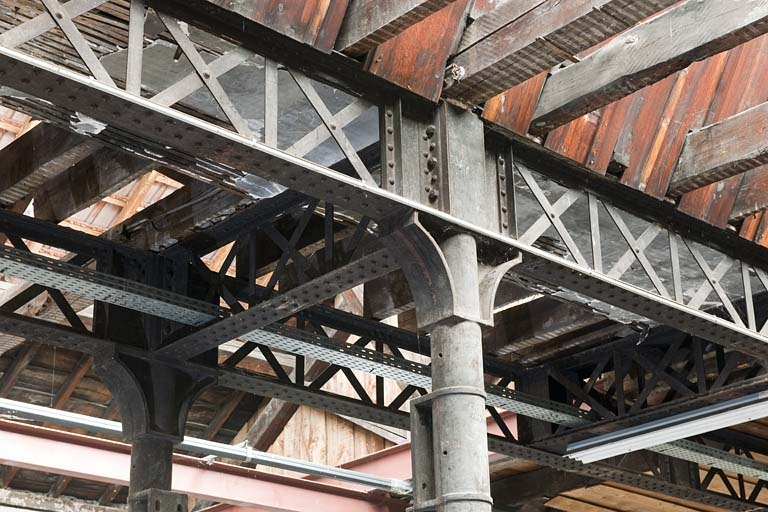 Ossature mixte : colonne, poutrelles à treillis et charpente en bois. © Jérôme Mongreville / Région Bourgogne-Franche-Comté, Inventaire du patrimoine - 2011