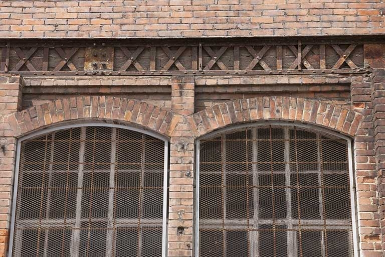 Atelier de fabrication. Usage mixte de la brique et du métal. © Jérôme Mongreville / Région Bourgogne-Franche-Comté, Inventaire du patrimoine - 2011