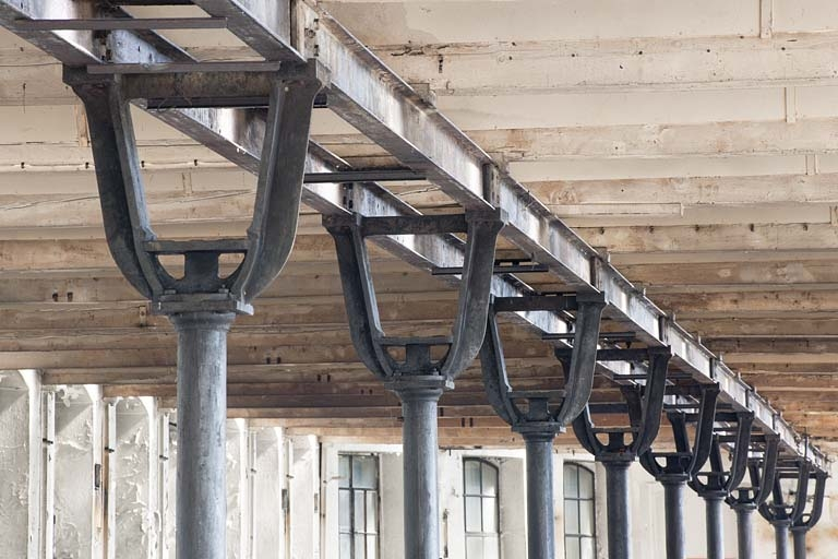Atelier de fabrication nord. Détail des parties supérieurs des colonnes en lyre. © Jérôme Mongreville / Région Bourgogne-Franche-Comté, Inventaire du patrimoine - 2011