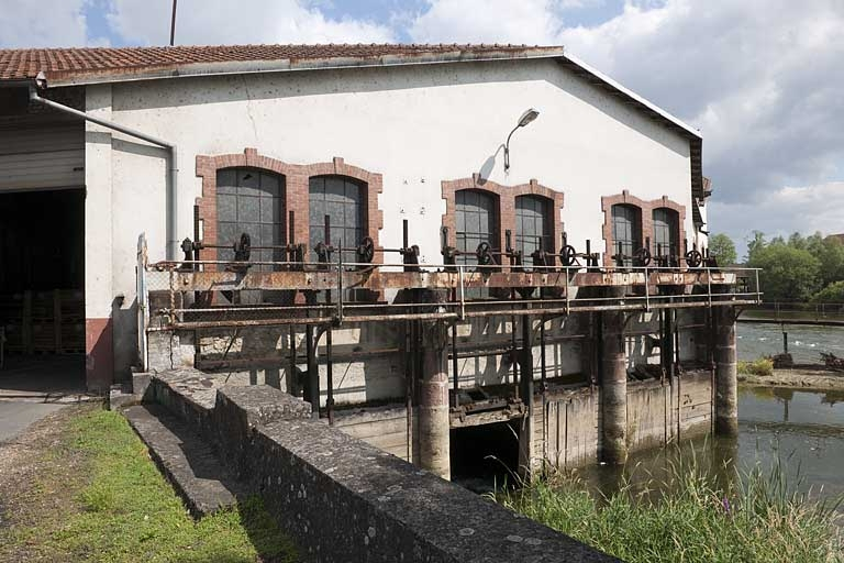 Vannage de prise d'eau devant le pignon d'un magasin industriel. © Jérôme Mongreville / Région Bourgogne-Franche-Comté, Inventaire du patrimoine - 2011