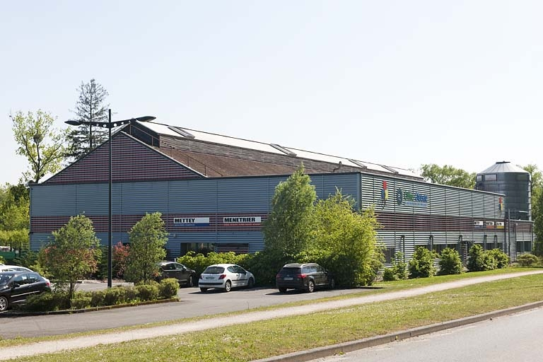 Bâtiment industriel vu de trois quarts. © Jérôme Mongreville / Région Bourgogne-Franche-Comté, Inventaire du patrimoine - 2011