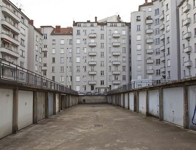 Cour des garages, de face. © Yves Sancey / Région Bourgogne-Franche-Comté, Inventaire du patrimoine - 2011