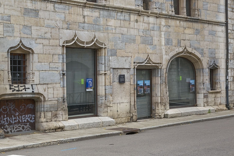 Façade rue Rivotte, détail du rez-de-chaussée, de trois quarts gauche. © Yves Sancey / Région Bourgogne-Franche-Comté, Inventaire du patrimoine - 2011
