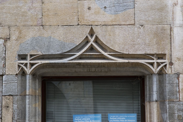 Façade antérieure : détail de l'arc en accolade de l'ancienne entrée. © Yves Sancey / Région Bourgogne-Franche-Comté, Inventaire du patrimoine - 2011