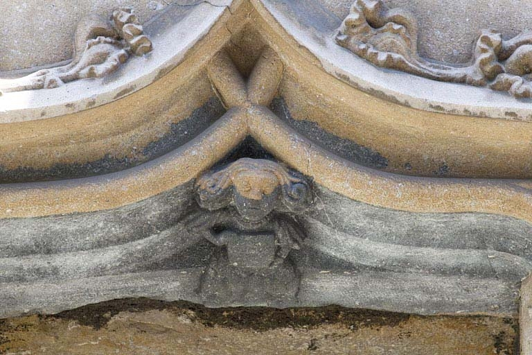 Façade antérieure, premier étage : détail de l'accolade de la baie centrale. © Yves Sancey / Région Bourgogne-Franche-Comté, Inventaire du patrimoine - 2011