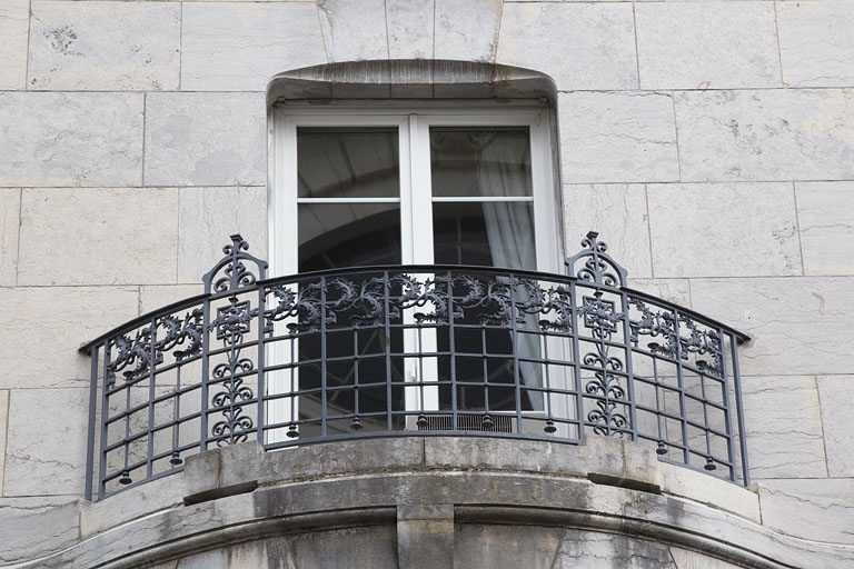 Façade latérale gauche : détail du balcon du bow-window. © Yves Sancey / Région Bourgogne-Franche-Comté, Inventaire du patrimoine - 2011
